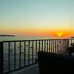 Seafront Terrace, Lounger & Panoramic Ocean Views Apartament Mellieħa