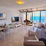 Apartament Seafront Terrace, Lounger & Panoramic Ocean Views Mellieħa