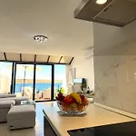 Apartament Seafront Terrace, Lounger & Panoramic Ocean Views