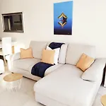 Apartament Seafront Terrace, Lounger & Panoramic Ocean Views *