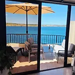 Seafront Terrace, Lounger & Panoramic Ocean Views Apartament