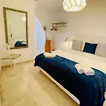 Apartament Seafront Terrace, Lounger & Panoramic Ocean Views