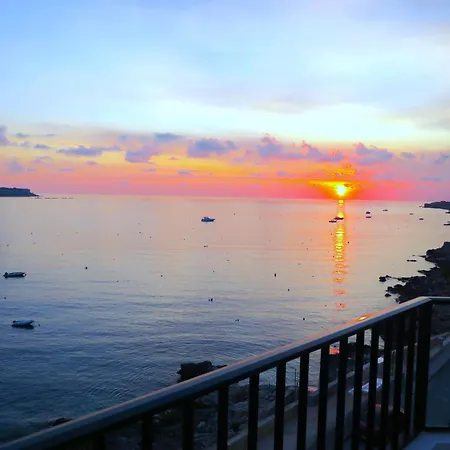 Seafront Terrace, Lounger & Panoramic Ocean Views דירה *