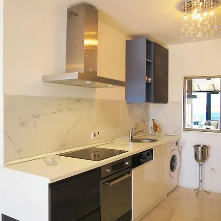 Seafront Terrace, Lounger & Panoramic Ocean Views דירה מליאהה