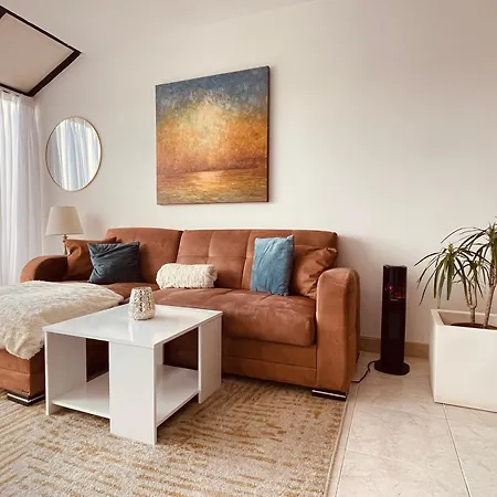 Seafront Terrace, Lounger & Panoramic Ocean Views דירה מליאהה