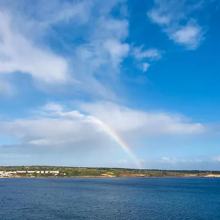 Seafront Terrace, Lounger & Panoramic Ocean Views דירה מליאהה