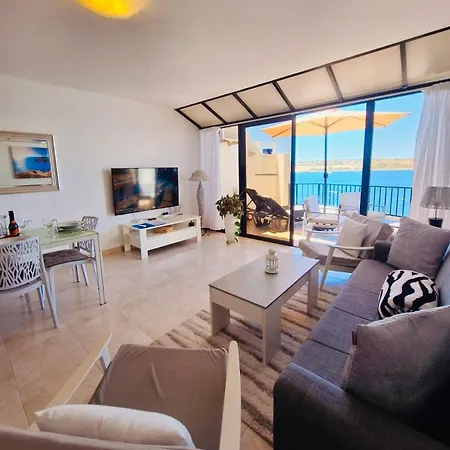 Seafront Terrace, Lounger & Panoramic Ocean Views דירה מליאהה