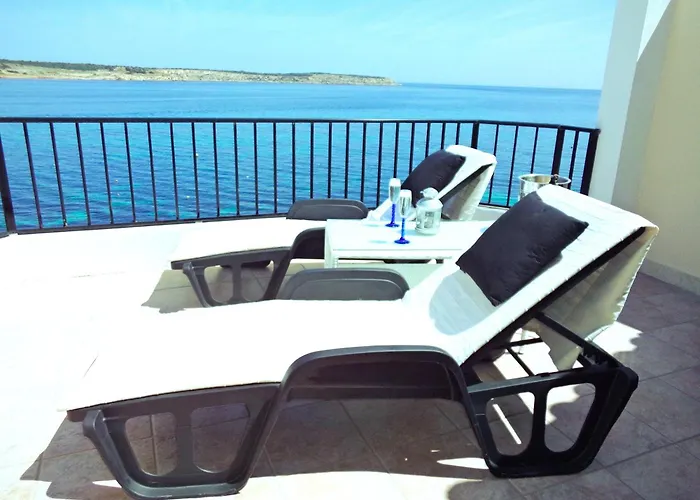 Seafront Terrace, Lounger & Panoramic Ocean Views *