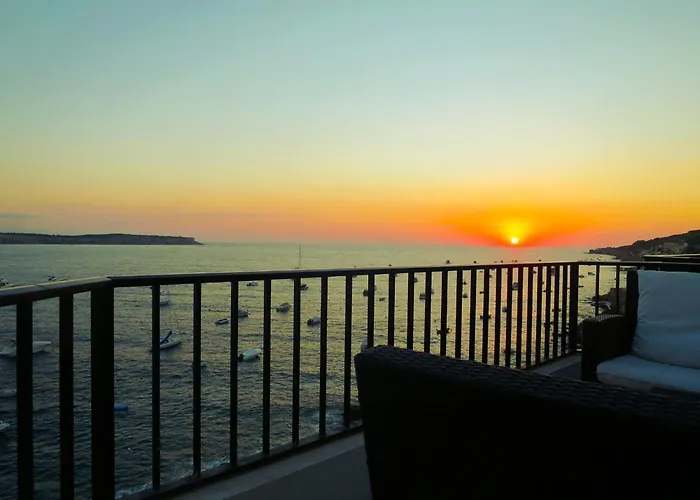 Seafront Terrace, Lounger & Panoramic Ocean Views Apartamento Mellieha