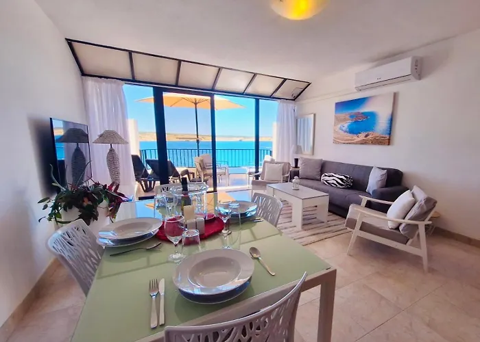 Seafront Terrace, Lounger & Panoramic Ocean Views *