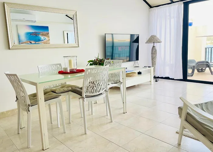 Seafront Terrace, Lounger & Panoramic Ocean Views * Mellieha