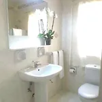 Seafront Terrace, Lounger & Panoramic Ocean Views Апартаменты Меллиеха