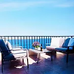 Seafront Terrace, Lounger & Panoramic Ocean Views Апартаменты Меллиеха