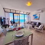 Seafront Terrace, Lounger & Panoramic Ocean Views *
