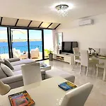 Appartement Seafront Terrace, Lounger & Panoramic Ocean Views *