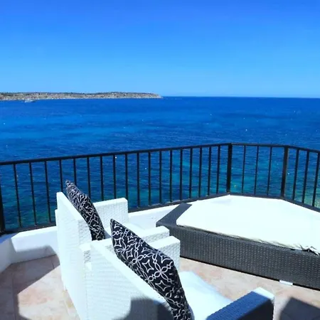 Apartment Seafront Terrace, Lounger & Panoramic Ocean Views
