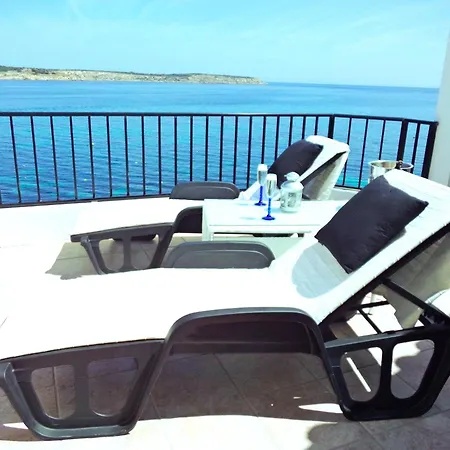 Seafront Sun Terrace, Loungers & Panoramic Ocean Views *