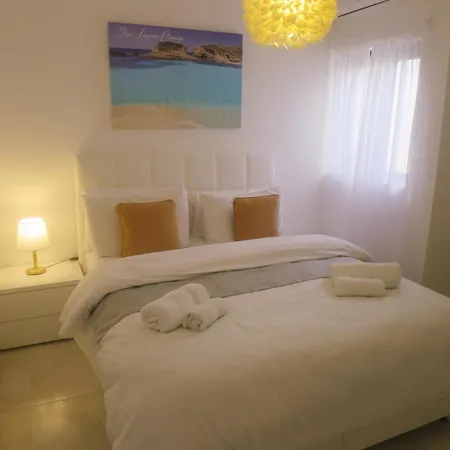 Seafront Terrace, Lounger & Panoramic Ocean Views Apartment