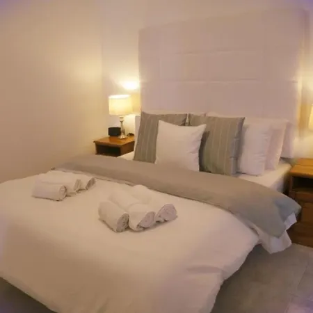 Seafront Terrace, Lounger & Panoramic Ocean Views Apartment