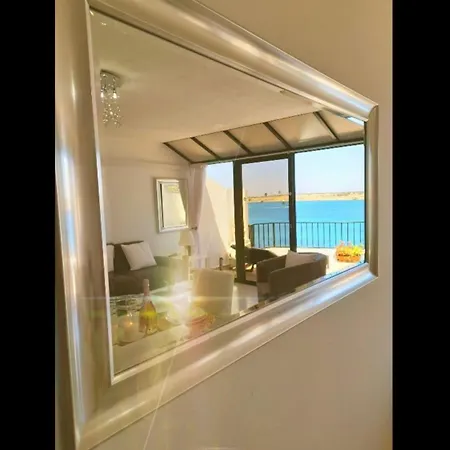 Seafront Terrace, Lounger & Panoramic Ocean Views Apartment Mellieħa
