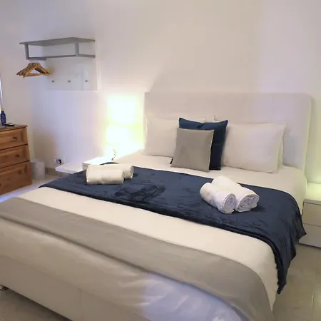 Seafront Terrace, Lounger & Panoramic Ocean Views Apartmán *