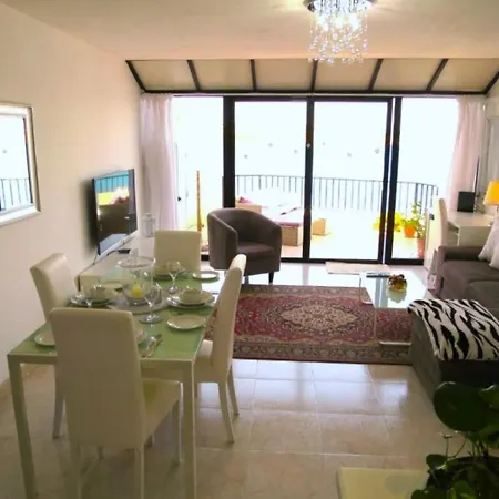 Apartmán Seafront Terrace, Lounger & Panoramic Ocean Views