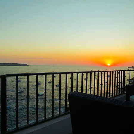 Seafront Terrace, Lounger & Panoramic Ocean Views Apartment Mellieħa