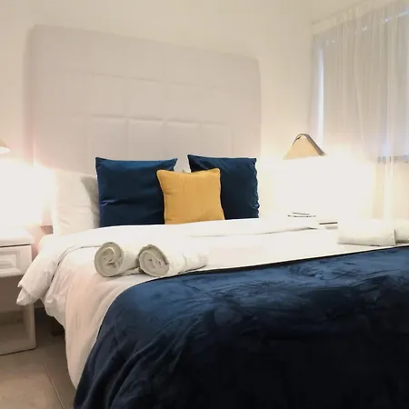 Apartment Seafront Terrace, Lounger & Panoramic Ocean Views *