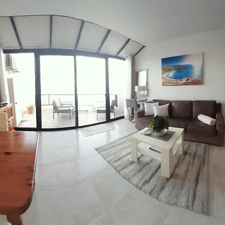 Seafront Terrace, Lounger & Panoramic Ocean Views *