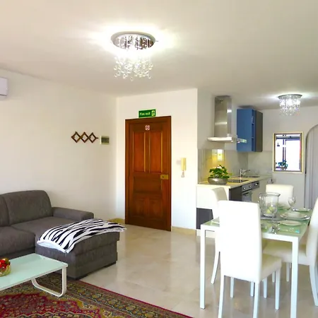 Seafront Terrace, Lounger & Panoramic Ocean Views Apartment *