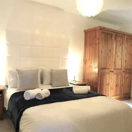 Apartmán Seafront Terrace, Lounger & Panoramic Ocean Views *