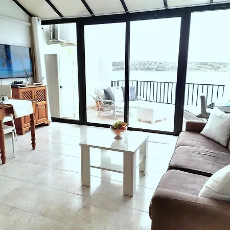 Apartment Seafront Terrace, Lounger & Panoramic Ocean Views