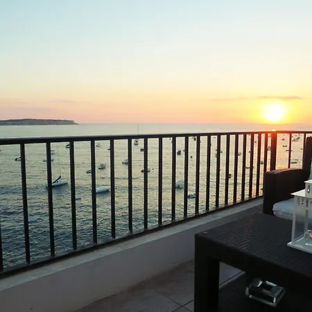 Seafront Terrace, Lounger & Panoramic Ocean Views * Mellieha