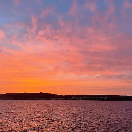 Seafront Terrace, Lounger & Panoramic Ocean Views Апартаменты *