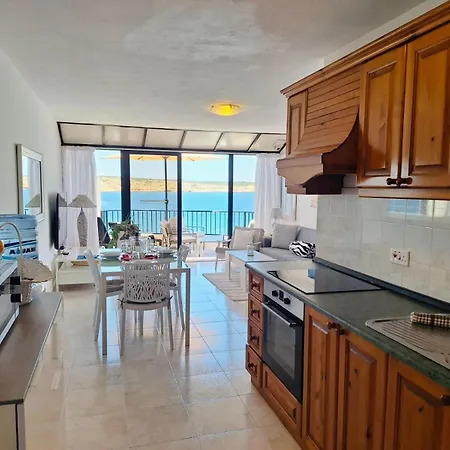 Seafront Terrace, Lounger & Panoramic Ocean Views Apartment
