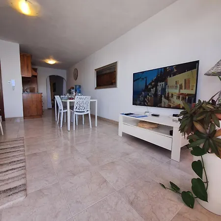Seafront Terrace, Lounger & Panoramic Ocean Views Apartmán *