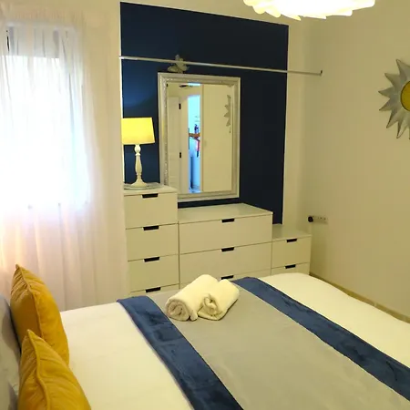 Seafront Sun Terrace, Loungers & Panoramic Ocean Views Apartament