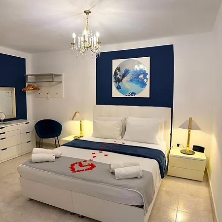 Apartment Seafront Terrace, Lounger & Panoramic Ocean Views *