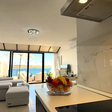 Apartment Seafront Terrace, Lounger & Panoramic Ocean Views