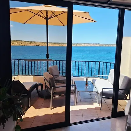 Seafront Terrace, Lounger & Panoramic Ocean Views Apartment