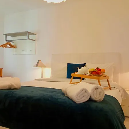 Apartament Seafront Sun Terrace, Loungers & Panoramic Ocean Views