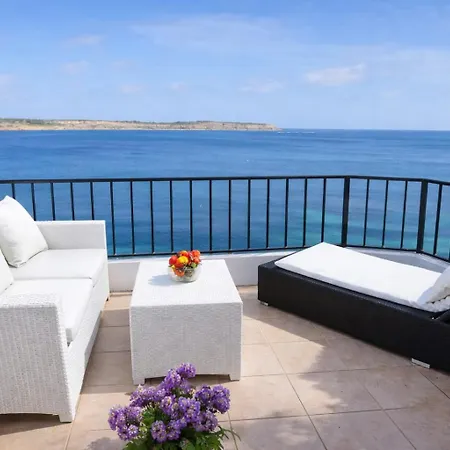 Seafront Sun Terrace, Loungers & Panoramic Ocean Views Apartament *