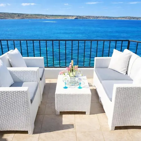 Seafront Sun Terrace, Loungers & Panoramic Ocean Views *