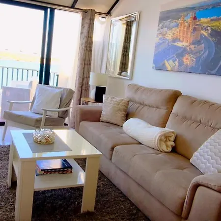 Apartament Seafront Sun Terrace, Loungers & Panoramic Ocean Views