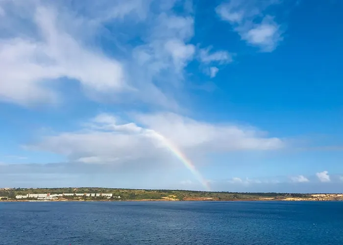 Seafront Terrace, Lounger & Panoramic Ocean Views Appartement Mellieħa