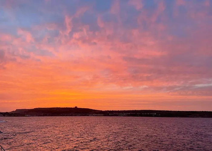 Seafront Terrace, Lounger & Panoramic Ocean Views Apartmán *