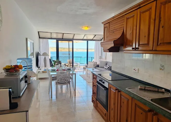 Seafront Terrace, Lounger & Panoramic Ocean Views Appartement