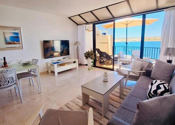 Seafront Terrace, Lounger & Panoramic Ocean Views Appartement Mellieħa