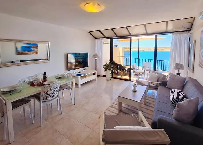 Apartmán Seafront Terrace, Lounger & Panoramic Ocean Views Mellieħa