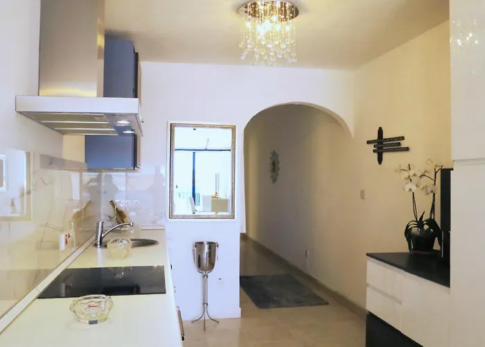 Seafront Terrace, Lounger & Panoramic Ocean Views *